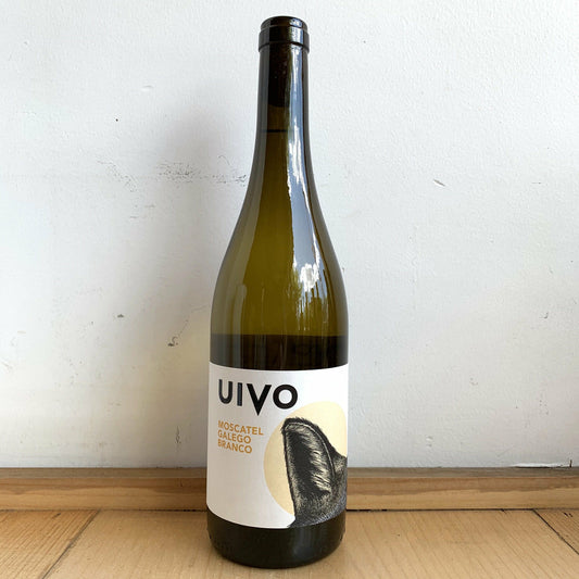 Folias de Baco, "UIVO Vinho Branco Moscatel Galego" 2019